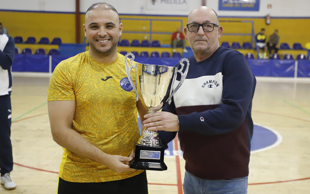 Jugadores del Boomerang C.F. sosteniendo el trofeo de la Copa Federación