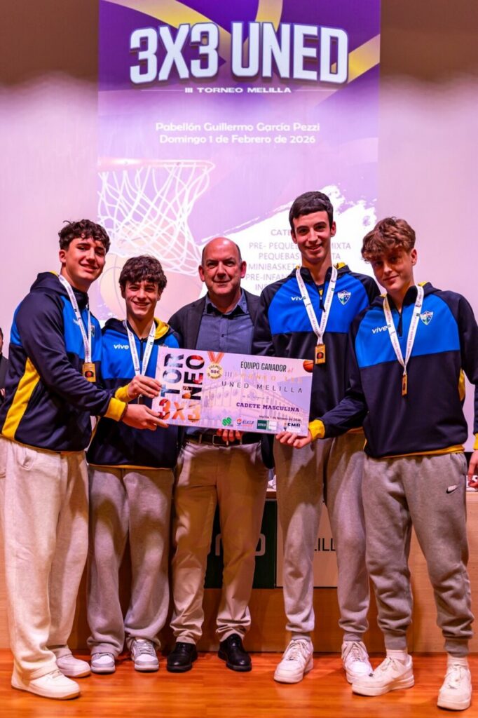 Entrega de trofeos a los ganadores del torneo 3x3 UNED Melilla
