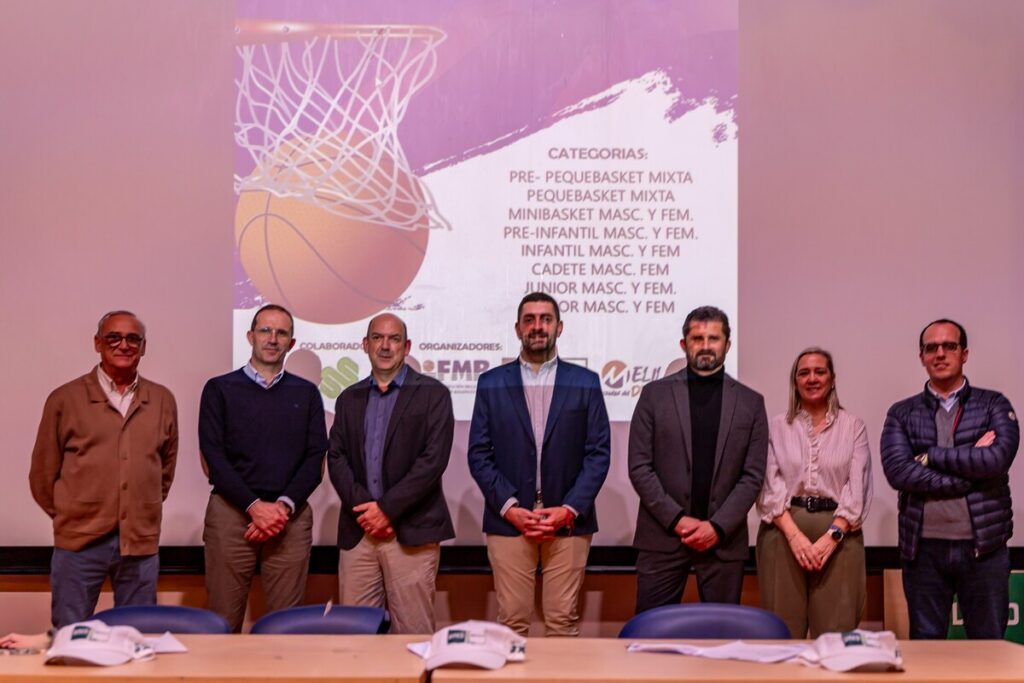 Autoridades en la entrega de trofeos del torneo 3x3 UNED Melilla