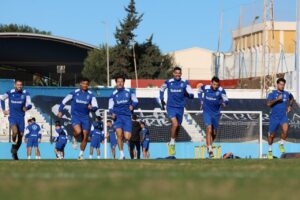 Jugadores de la U.D. Melilla entrenando en el Estadio Municipal Álvarez Claro.