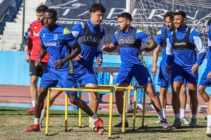 Jugadores de la U.D. Melilla entrenando en el Estadio Municipal Álvarez Claro.