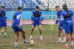 Jugadores de la U.D. Melilla entrenando en el campo