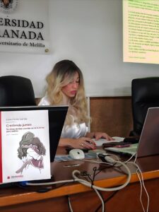 Mujer siendo entrevistada por varios periodistas con micrófonos