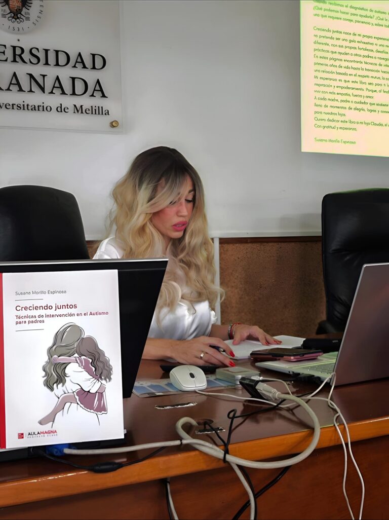 Mujer siendo entrevistada por varios periodistas con micrófonos