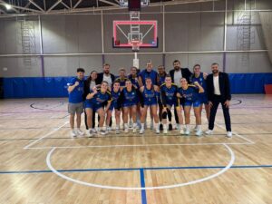 Equipo de baloncesto femenino de La Salle posando en la cancha