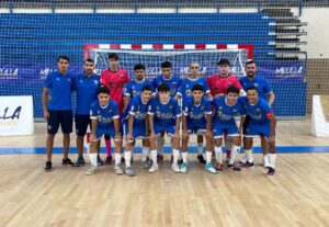 Equipo del C.F. Rusadir posando en el pabellón de fútbol sala