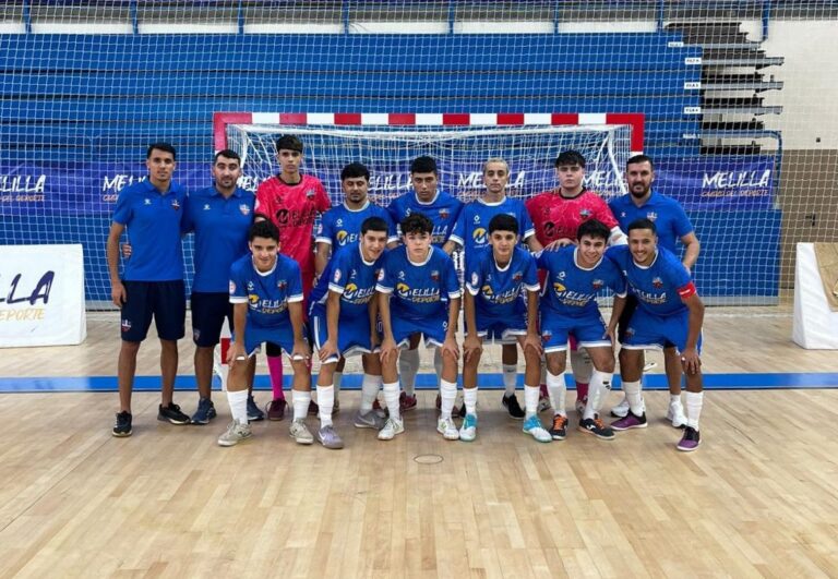 Equipo del C.F. Rusadir posando en el pabellón de fútbol sala