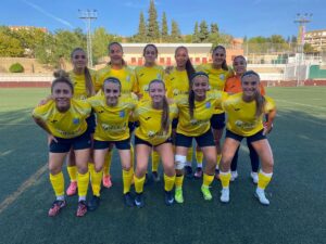 Jugadoras del equipo de fútbol femenino de Melilla posando en el campo