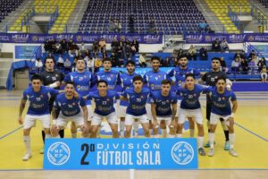 Equipo de fútbol sala de Melilla posando en el pabellón