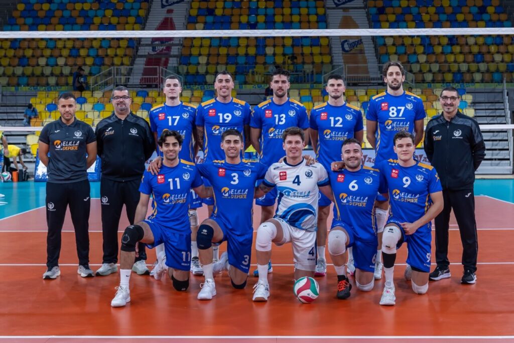 Equipo de voleibol del Club Voleibol Melilla posando en la cancha