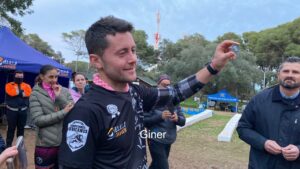 Eric Priego mostrando su medalla tras ganar la carrera