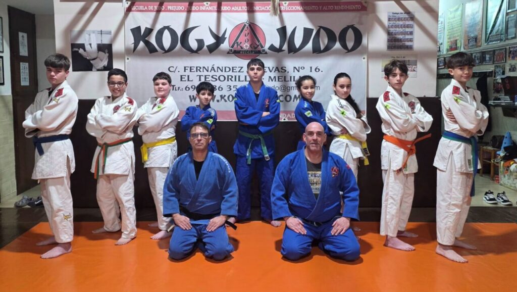 Grupo de judokas de la Escuela KogyJudo en Melilla en entrenamiento