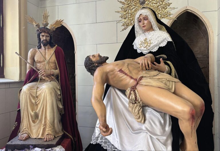 Esculturas de Jesús y María en un contexto religioso