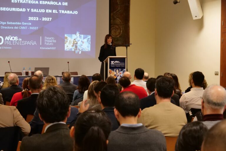 Olga Sebastián García presentando en un evento sobre seguridad y salud laboral