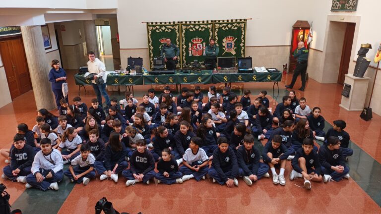 Grupo de estudiantes sentados en un evento educativo en un salón
