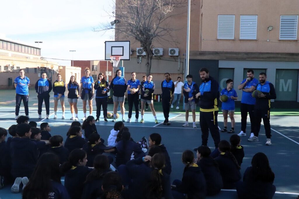 Grupo de entrenadores y niños en una actividad deportiva al aire libre