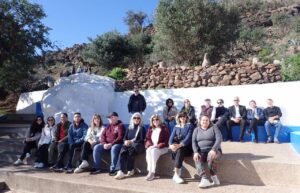 Grupo de personas en el Santuario del Rabí Saadia Edaty