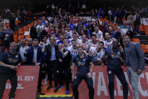 Jugadores y aficionados del Club Voleibol Melilla celebrando su victoria en cuartos de final.