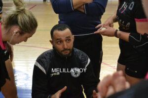 Entrenador Faisal Salmi dirigiendo a su equipo de balonmano en Melilla