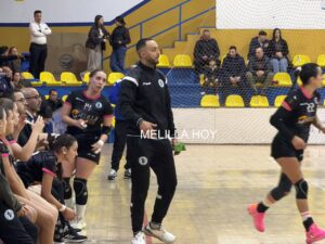 Faisal Salmi dirigiendo al equipo T-Maravilla Melilla durante un partido de balonmano.