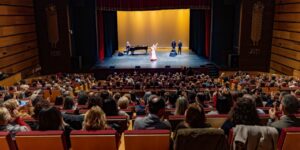 Concierto de Falete en el Teatro Kursaal de Melilla con público aplaudiendo.