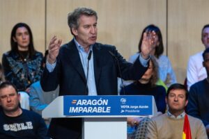 Alberto Núñez Feijóo en rueda de prensa discutiendo sobre derechos de arrendadores