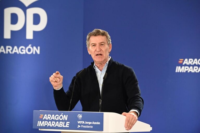 Feijóo hablando en un evento del Partido Popular en Aragón