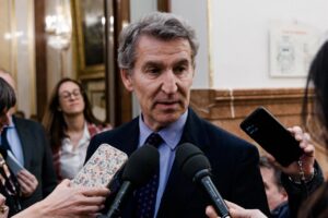 Alberto Núñez Feijóo hablando con periodistas sobre el Rey emérito.