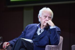 Felipe González reflexionando durante un evento informativo en Madrid