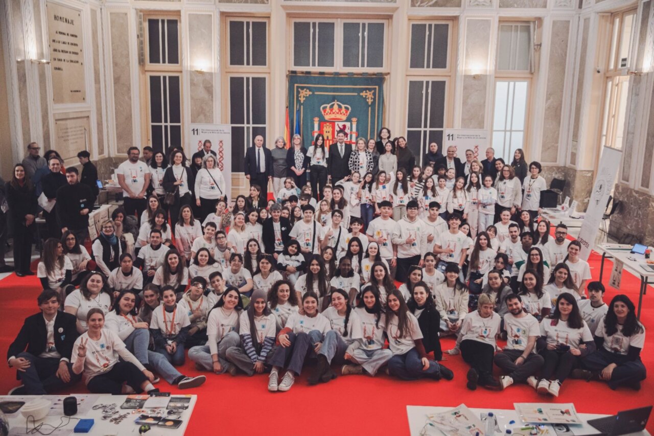 Participantes de la Feria de la Mujer y la Niña en la Ciencia 2026 en un evento educativo