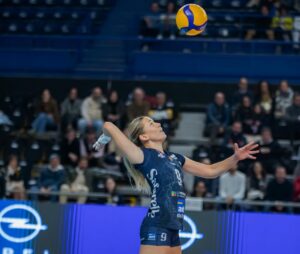 Jugadora de voleibol lanzando el balón durante un partido