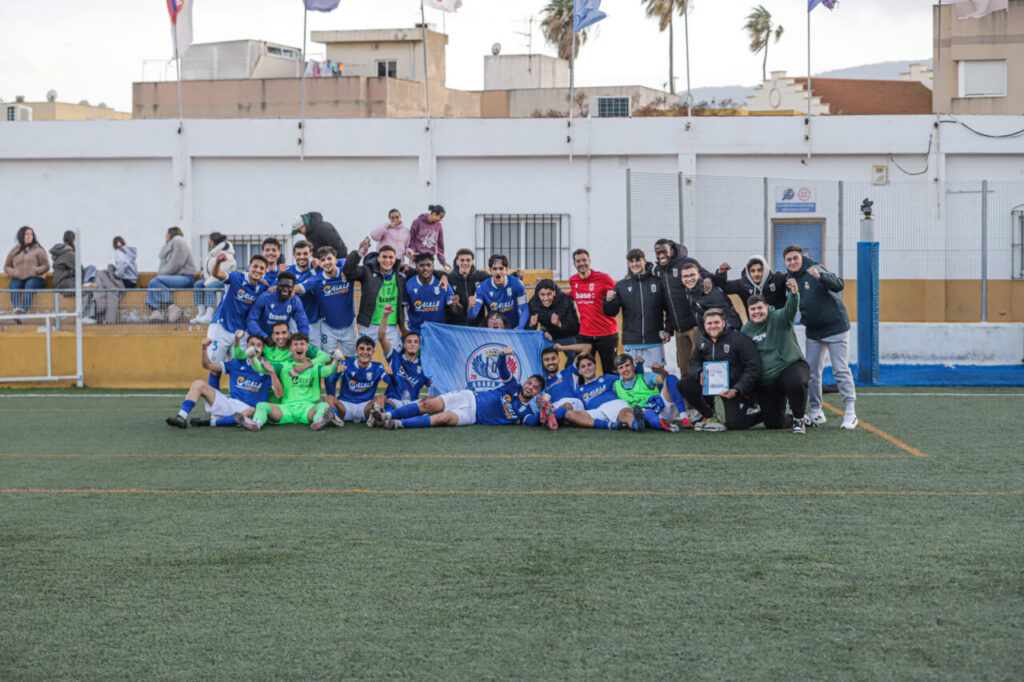Jugadores del filial de la U.D. Melilla celebrando su victoria en el campo
