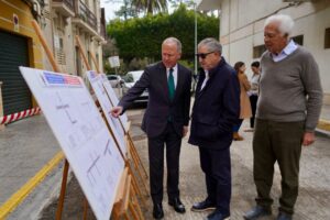 Funcionarios revisando planos de mejora de calles en Melilla
