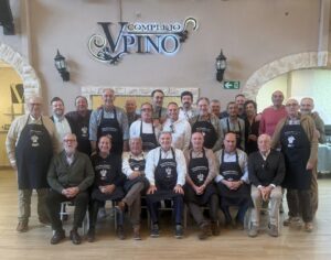 Grupo de asistentes en la Peña Gastronómica en el Complejo Vº Pino