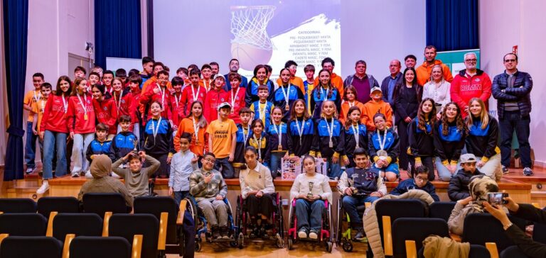 Grupo de niños y adultos en un evento de baloncesto con medallas