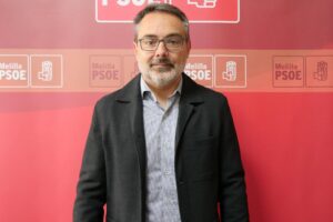 Retrato de un político del PSOE en Melilla con fondo rojo