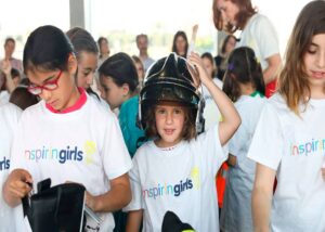 Niñas participando en actividades de STEM con camisetas de Inspiring Girls