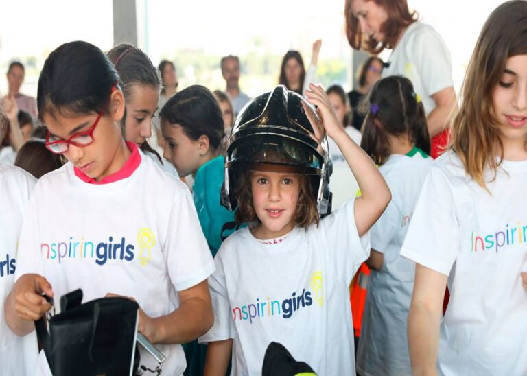 Niñas participando en actividades de STEM con camisetas de Inspiring Girls