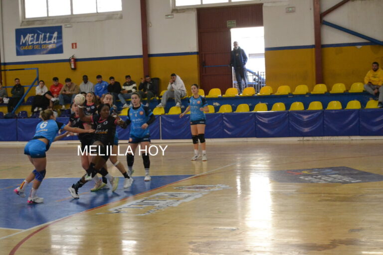 Jugadoras de balonmano en acción durante un partido en Melilla