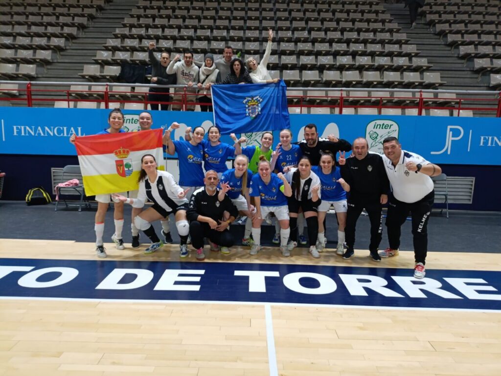 Equipo de fútbol sala Melilla Torreblanca celebrando con banderas en el pabellón