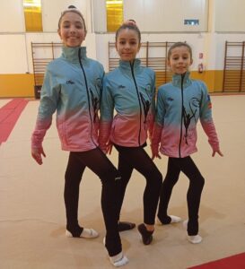 Tres gimnastas del Club Virka posando en el gimnasio
