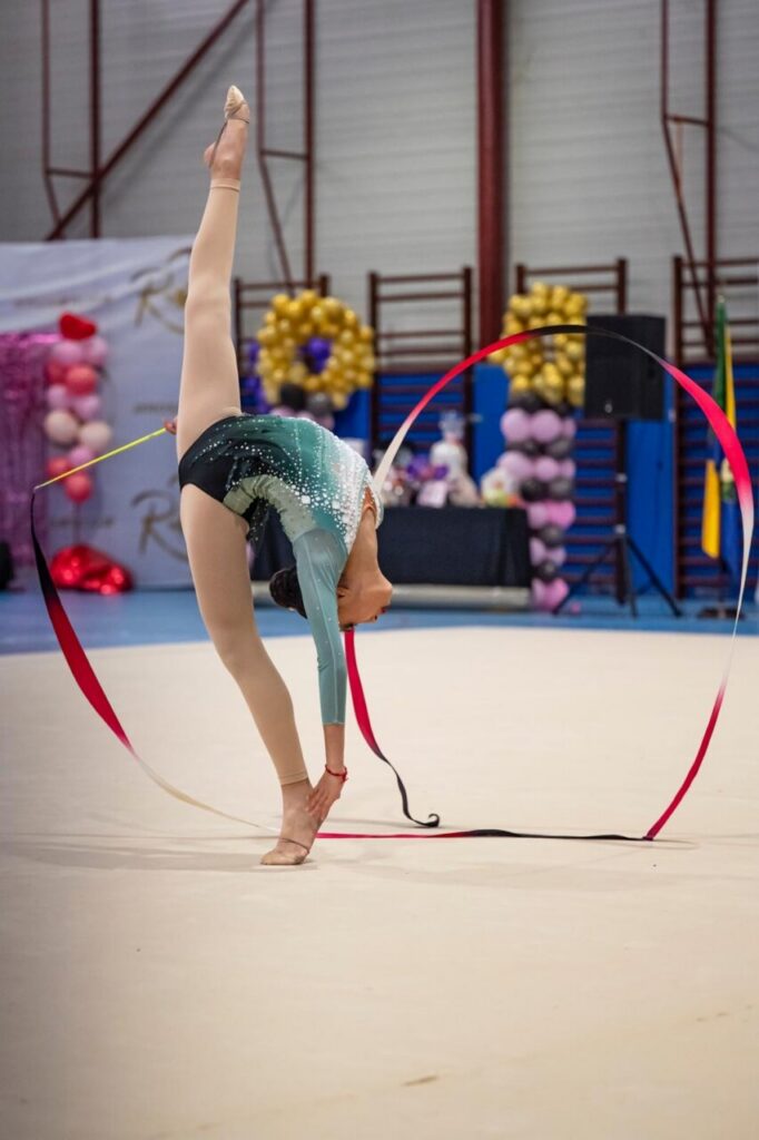Gimnasta del Club Virka realizando un ejercicio con cinta en el Trofeo Ros.