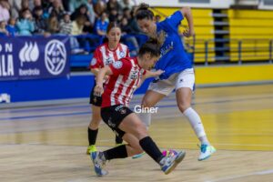 Jugadoras de fútbol sala compiten en un partido intenso