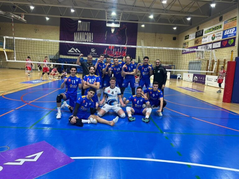 Equipo del Club Voleibol Melilla celebrando victoria en Manacor