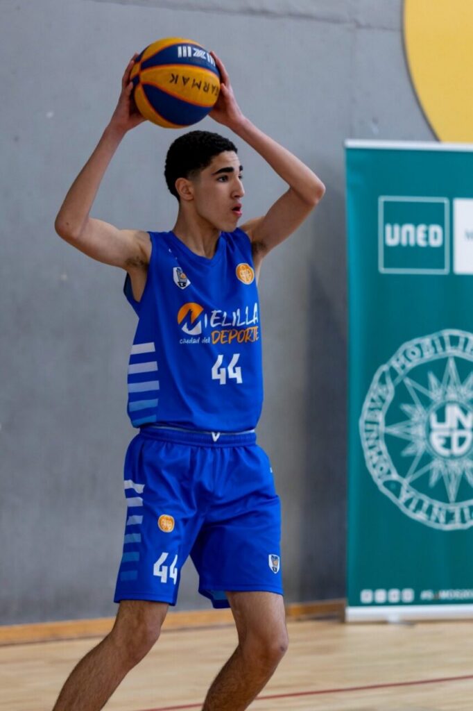 Jugador de baloncesto lanzando el balón en el torneo 3x3 UNED Melilla