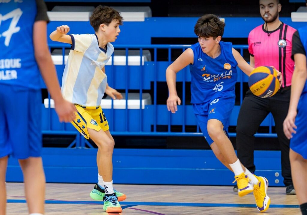 Jugadores de baloncesto compitiendo en el III Torneo 3x3 UNED Melilla