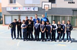 Grupo de estudiantes posando en la cancha de baloncesto de la escuela Enrique Soler