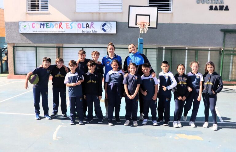 Grupo de estudiantes posando en la cancha de baloncesto de la escuela Enrique Soler