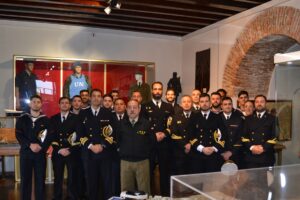 Grupo de militares posando en una exposición con uniformes históricos.