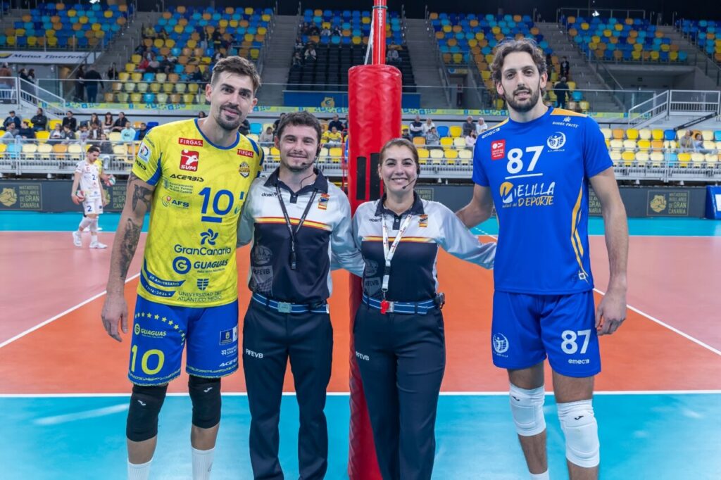Jugadores y árbitros en partido de voleibol entre C.V. Guaguas y Melilla